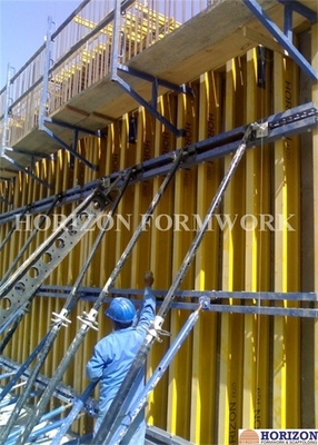 Parâmetros de andaimes superiores equipados em molduras de parede que servem como plataforma de segurança
